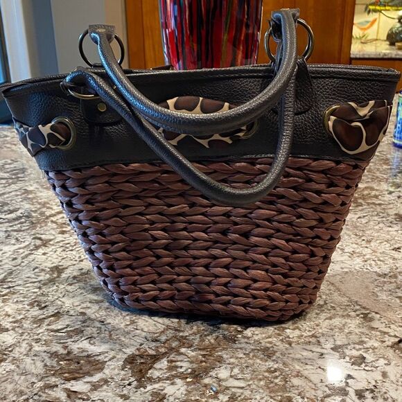 Stylish Brown and Black Woven Handbag - Picture 3 of 6